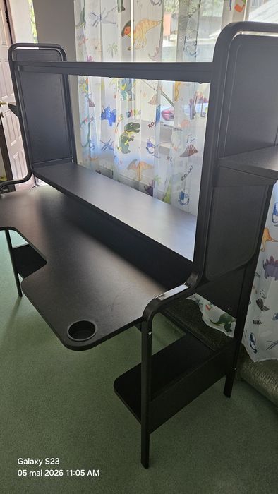 Birou de gaming IKEA, Fredde