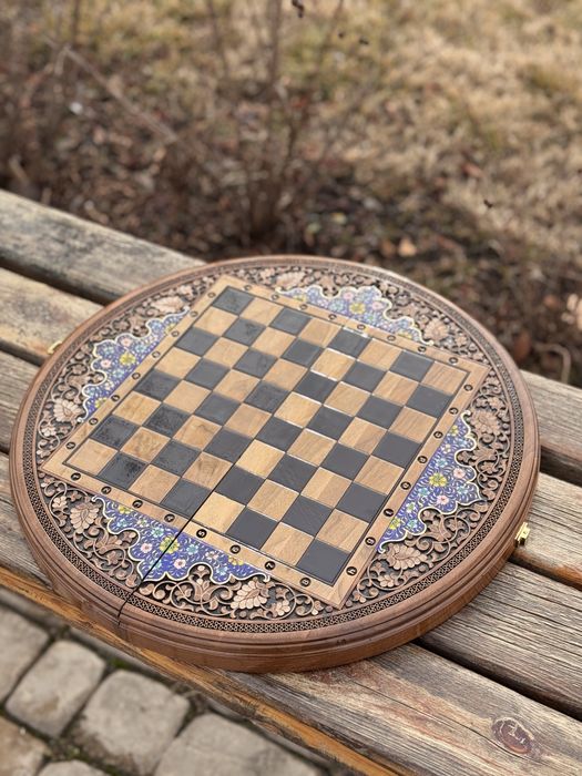 Shaxmati dumaloq 45sm yongʻoq darahtidan ishlangan.Toʻliq oʻqing