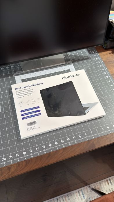 Твърд калъф Spigen Urban Fit за MacBook Pro 16" 2021-2025 + Подарък