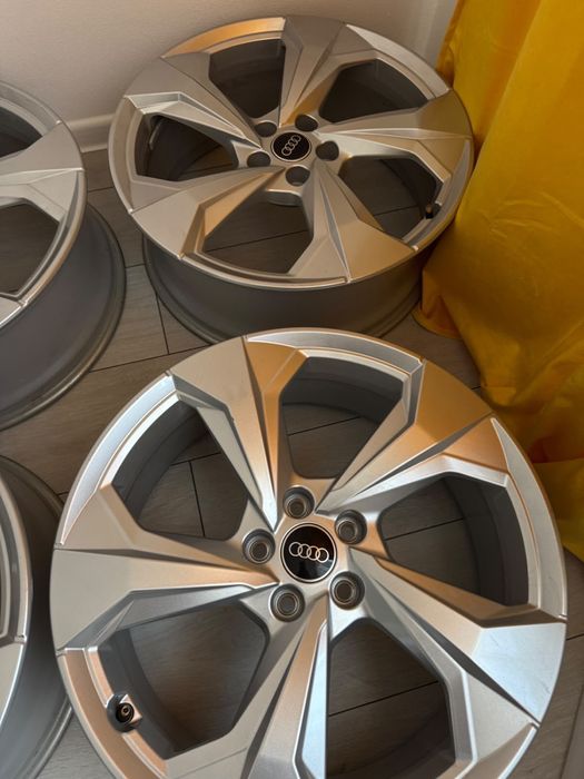Vând jante originale Audi.
