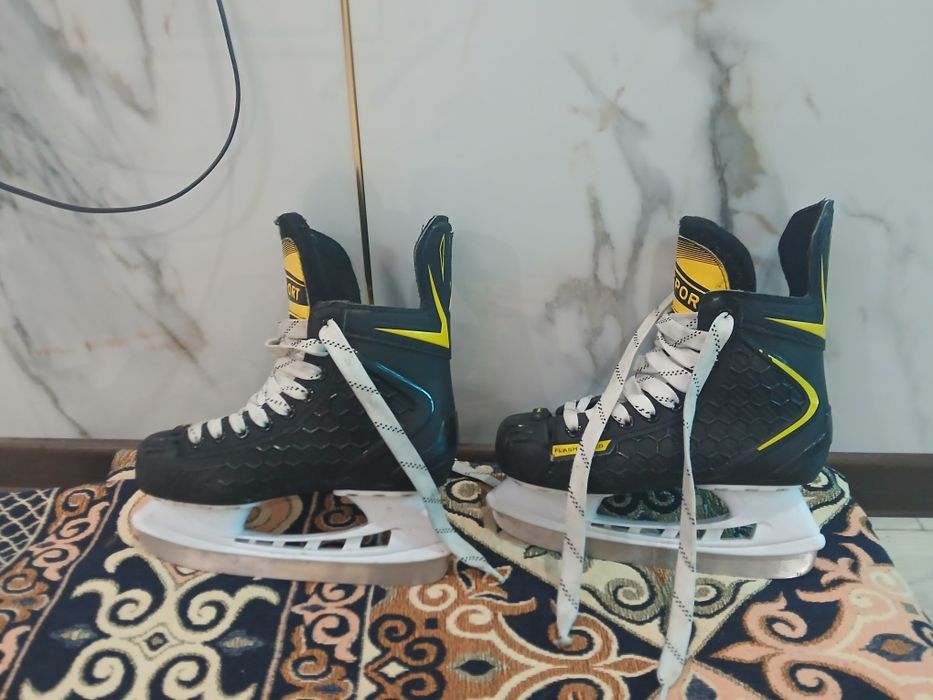 Хокейные коньки б/у