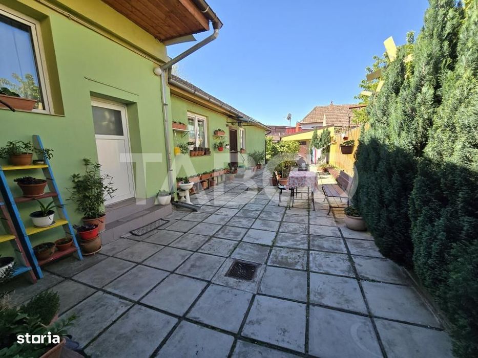 Casa spatioasa de vanzare teren 432 mp zona linistita - Lupeni Sibiu