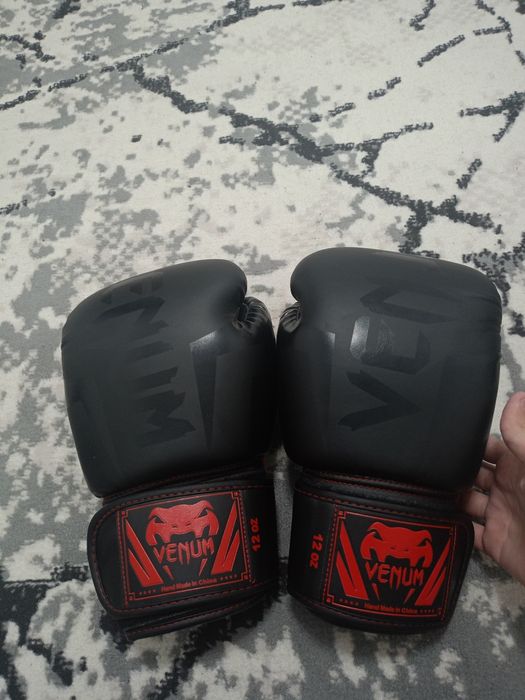 Венум перчатка новый