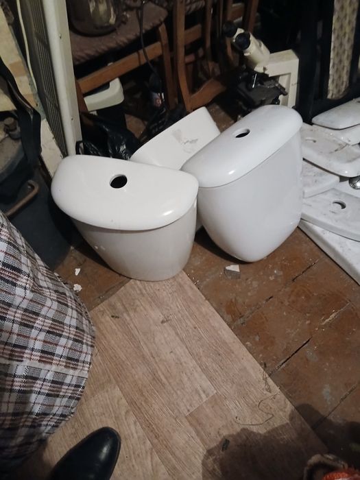 бочки и  крышки от унитаза