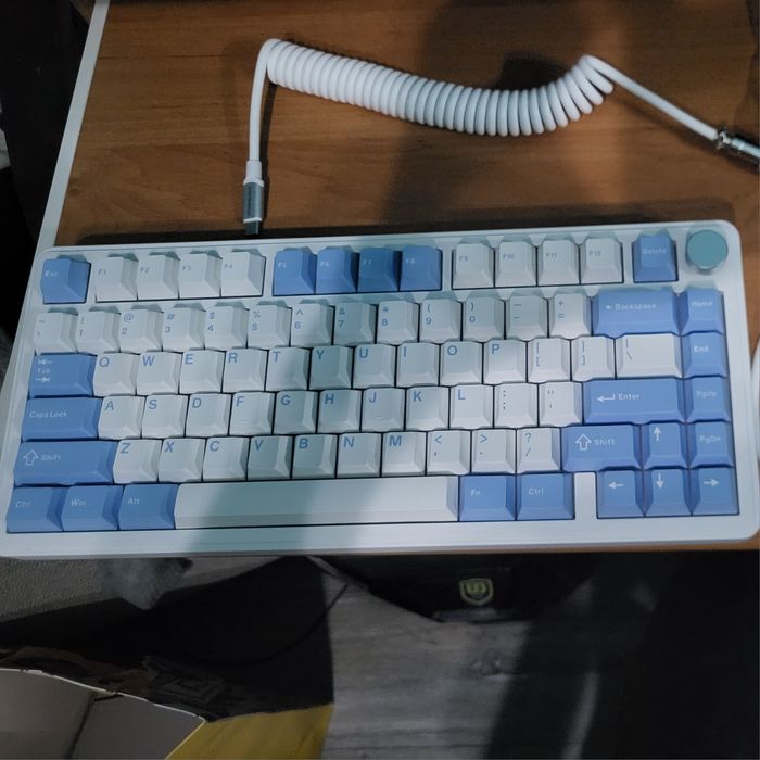 Tastatura gaming mecanică wireless RGB (NOU)