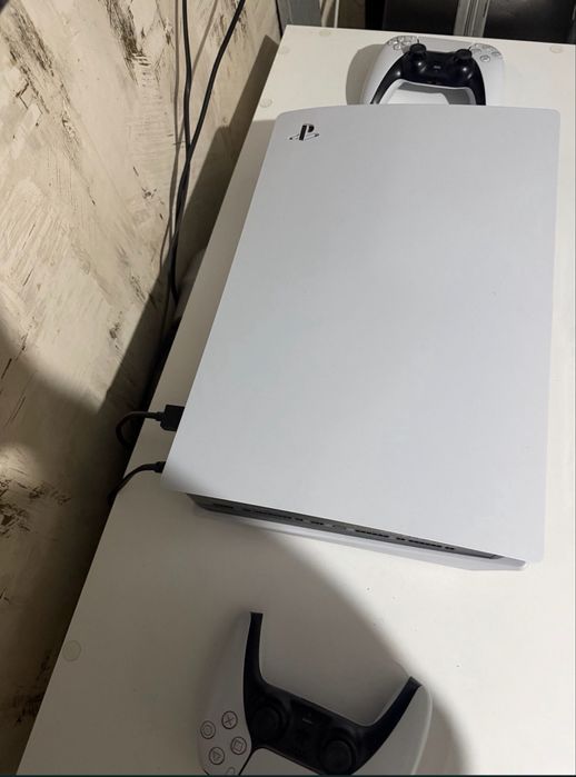 Vand Playststion 5 Disk Edition Urgent! cu 2 controlere