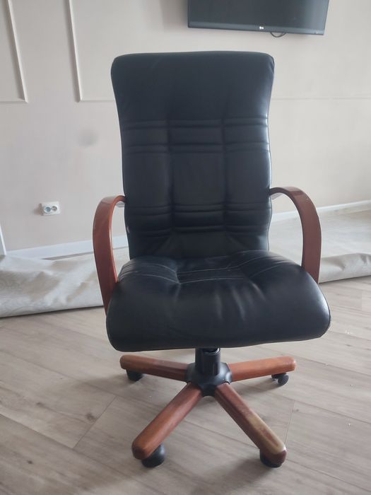 Продам офисное кожаное кресло .