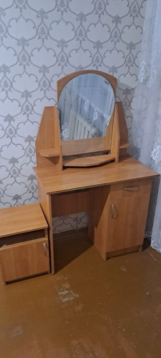 Туалетный стол и тумбочка