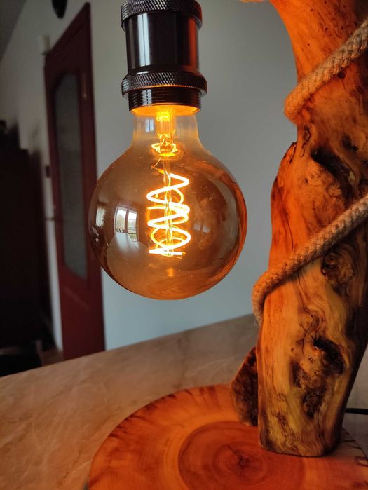Нощна лампа от дърво