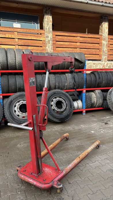 Macara hidraulică tip girafă