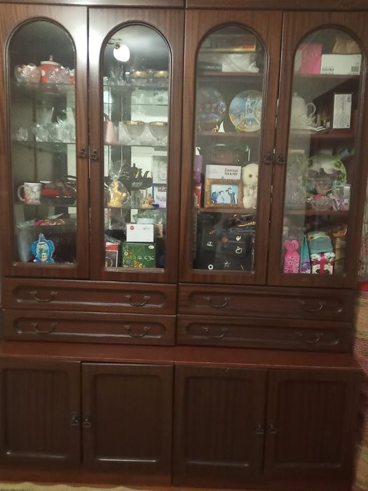 Продам сервант (шкаф-витрину)