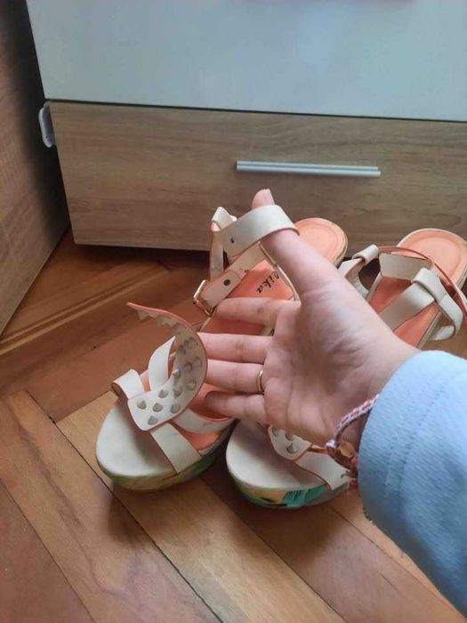 Цветни токчета на платформа 39