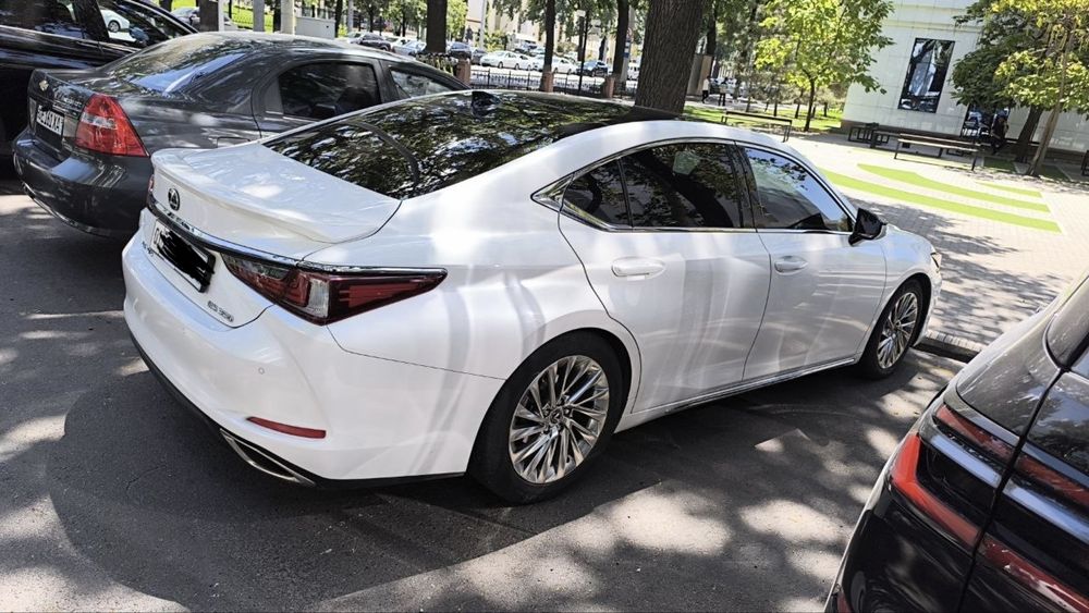 Автомашина Lexus 350
