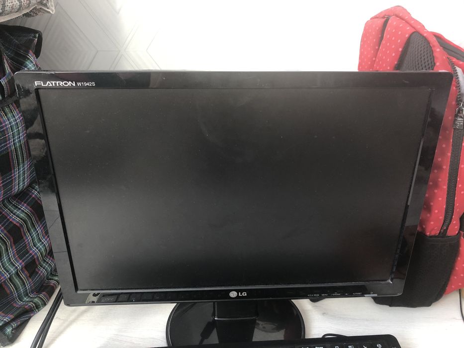 Комплект :монитор ,клавиатура