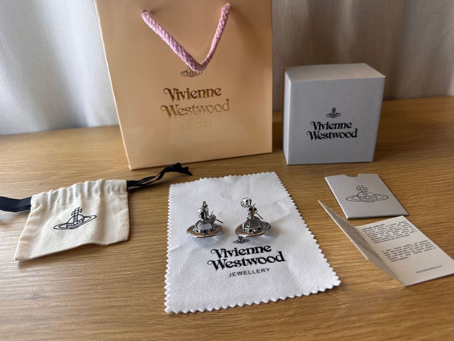 Cercei Vivienne Westwood ”world’s end orb”, bilă alba + argintiu mici