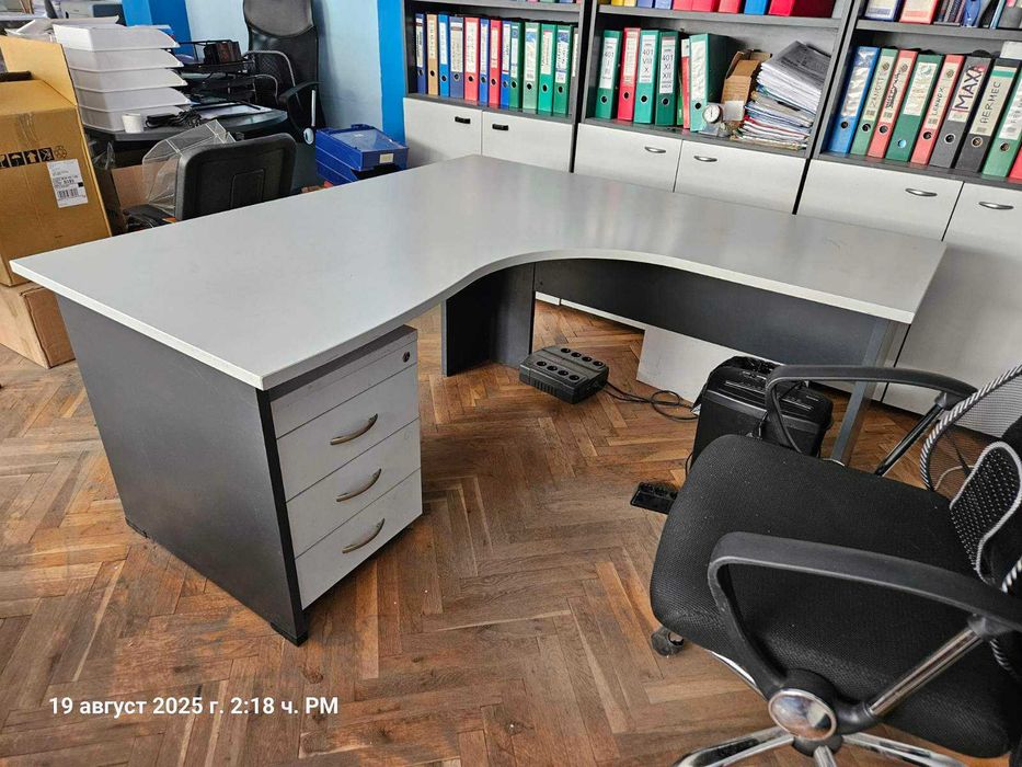 луксозно офис бюро 160х160 с контейнер в добро състояние