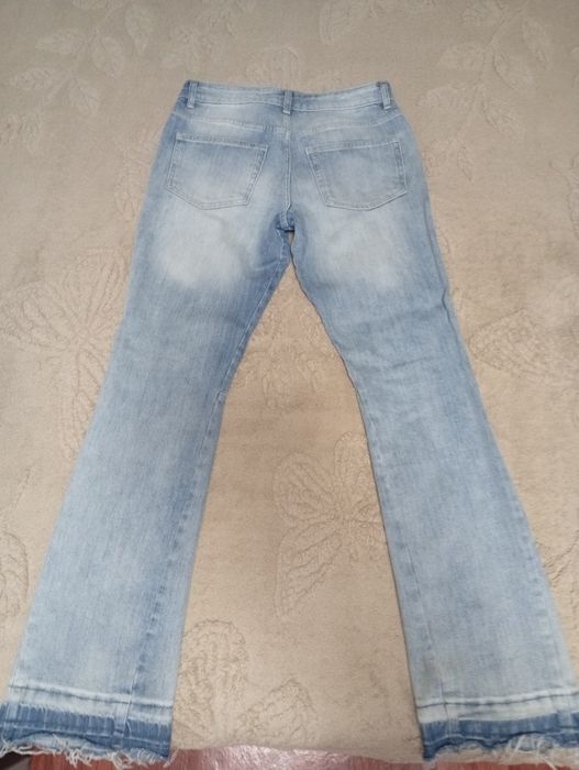 Джинсы клёш светло-голубые BERSHKA