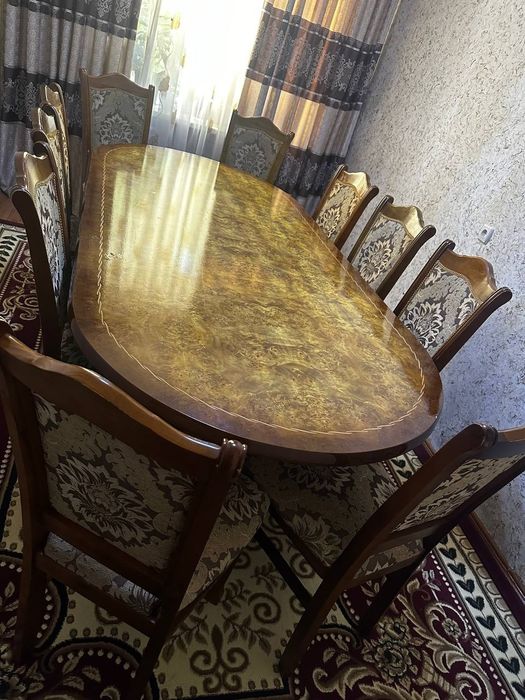 Стол и стулья гостевой
