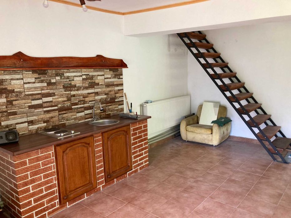 Vand(sau schimb cu apartament in Arad) 2 cabane si un teren pt. parcare,in Apuseni( Arieseni-Garda) la 100m de DN75.