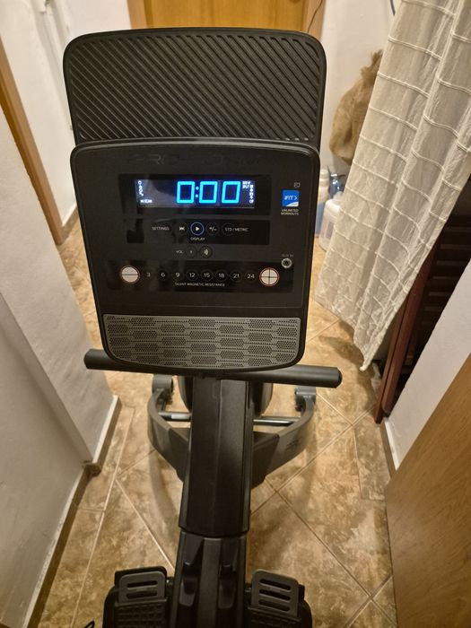 Simulator de vâslit ProForm – Nou, cu garanție (păcat să fie cuier!)