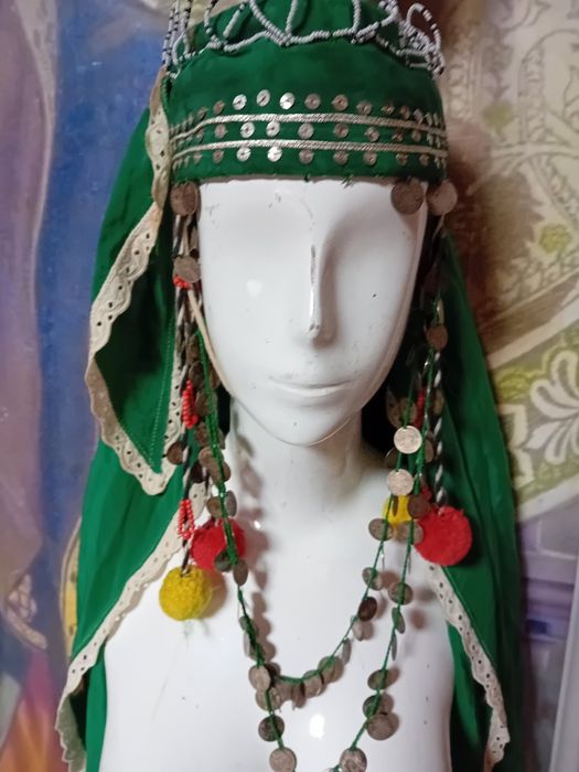 Кърпа за глава  с пендари.   Кърпи  за   глава  за  носия  Четири