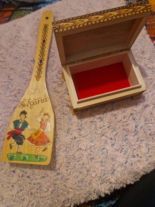 Дървена кутия и лъжица