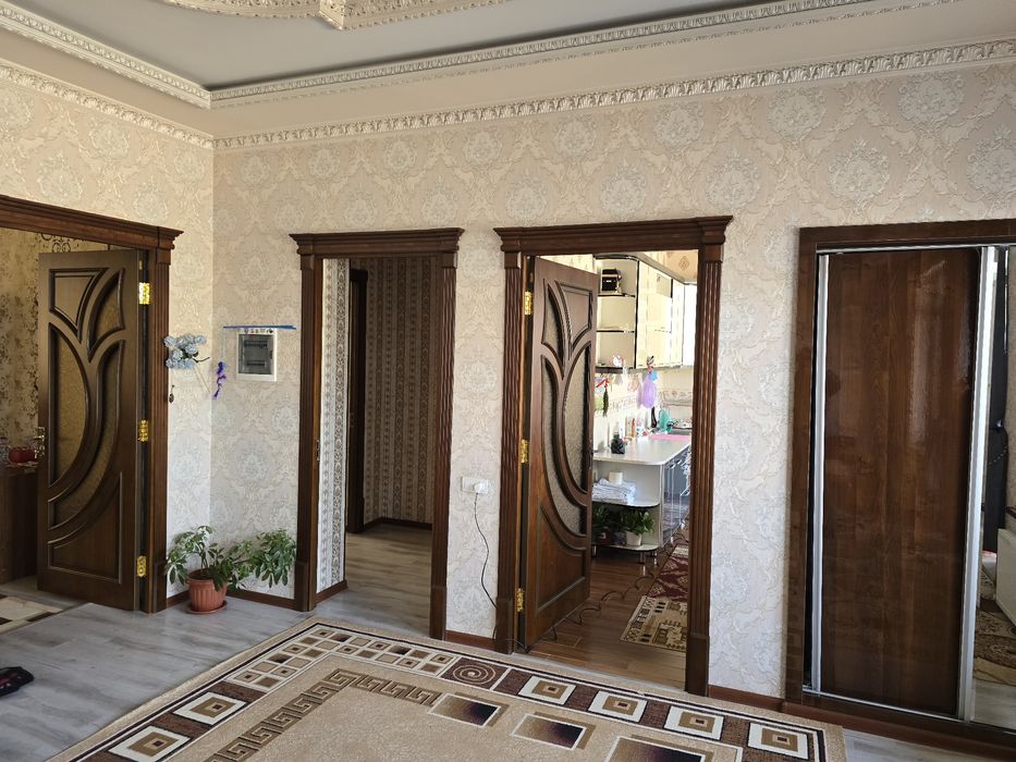 Тошкент вилояти Янгийўл шаҳрида шошилинч, арзон ховли сотилади.