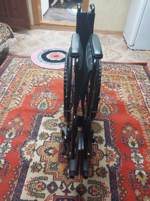 Продам инвалидную коляску