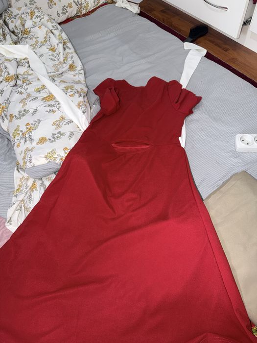 Красное платье с бантикам сзади