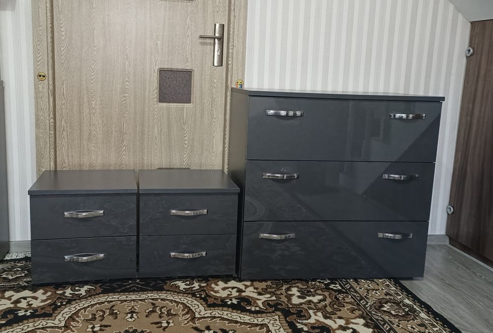 Comode și noptiere disponibile