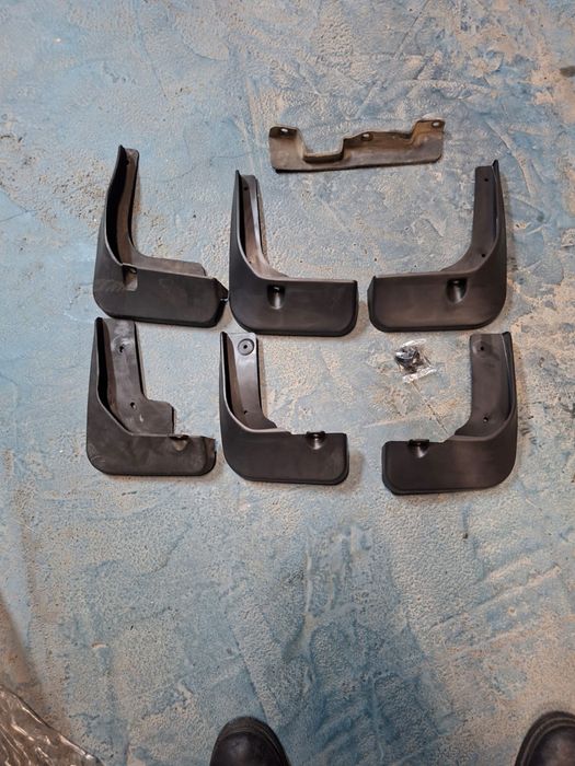 Продам брызговики для тойота камри 50 европеец