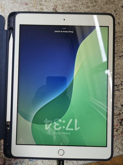 Ipad 8 с химикалка, rosegold в отлично състояние