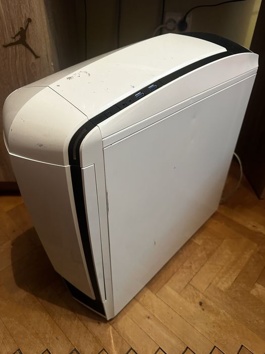 Vand PC de gaming cu 2 monitoare