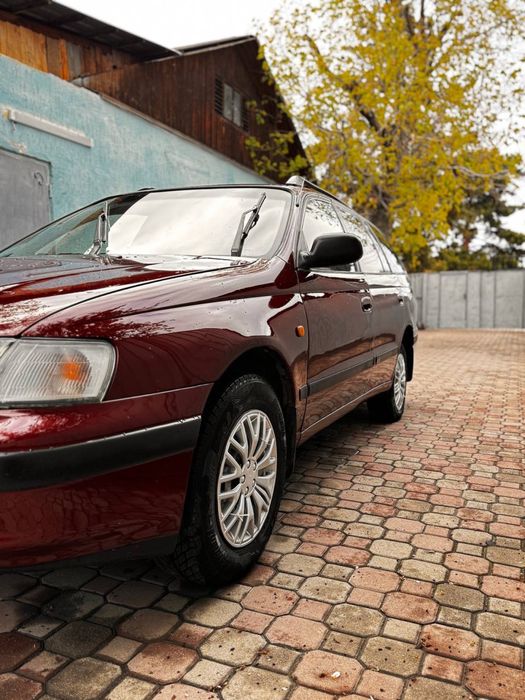 Тайота карина е универсал