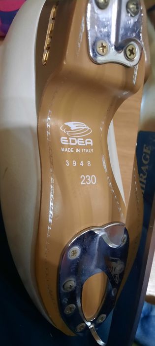 Продам фигурные коньки