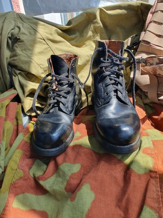 DE VÂNZARE: Bocanci scurți negri din piele – Originali din Armata Polo