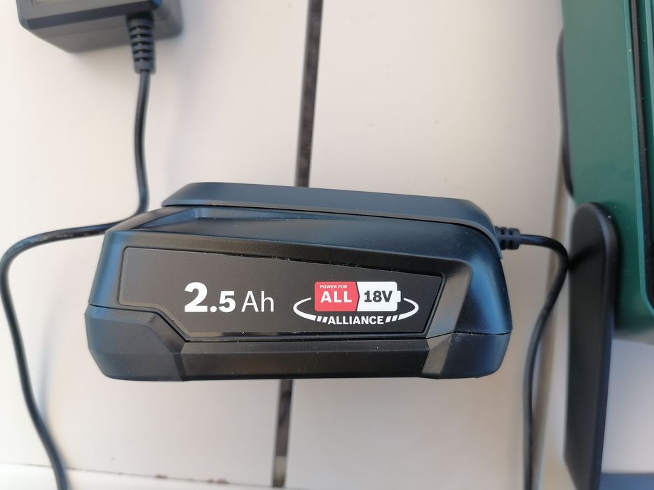 Vând pompa de apă submersibila cu acumulator  Bosch Garden Pump, 18V-2000 l/h