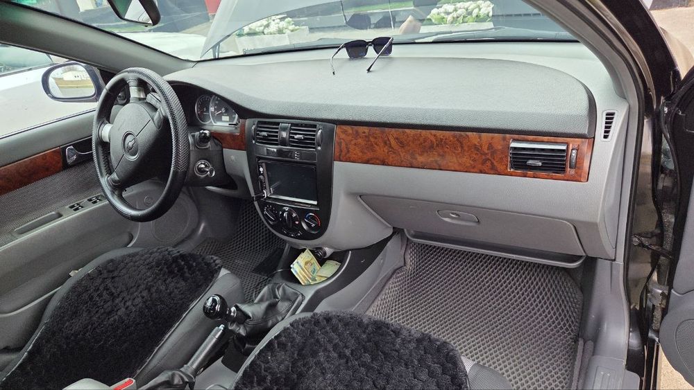 Avtomobil moshina Lasetti