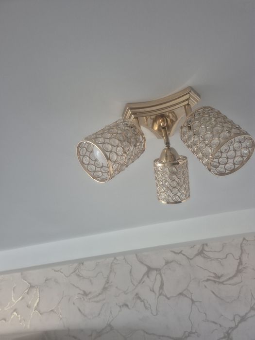 Продам  люстры состояние новых