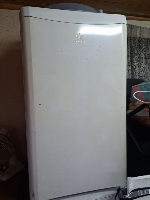 Vând frigider indesit