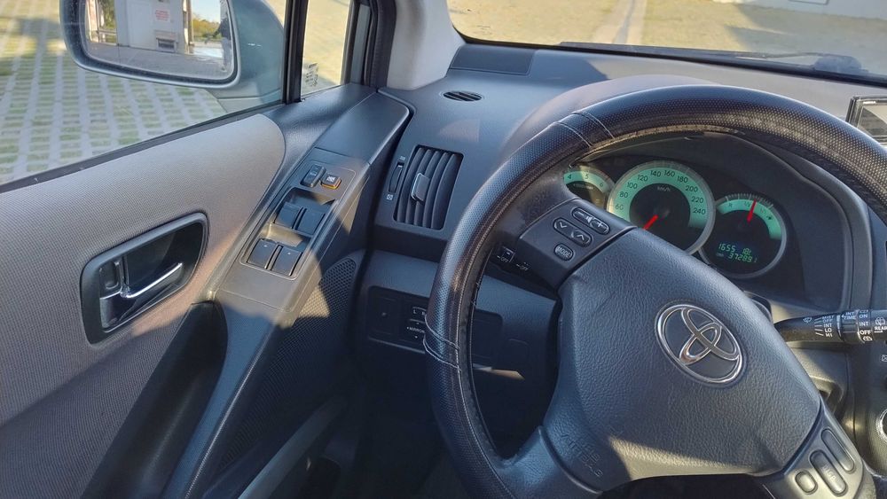 TOYOTA Corolla VERSO 7местна