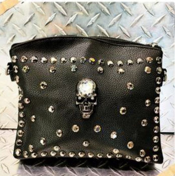 Атрактивна и стилна дамска чанта в черно