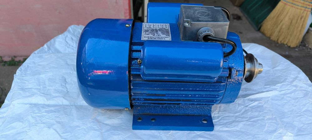 Електрически монофазен двигател 2,2KW  1500 об/мин. + три броя шайби за оста и ремък