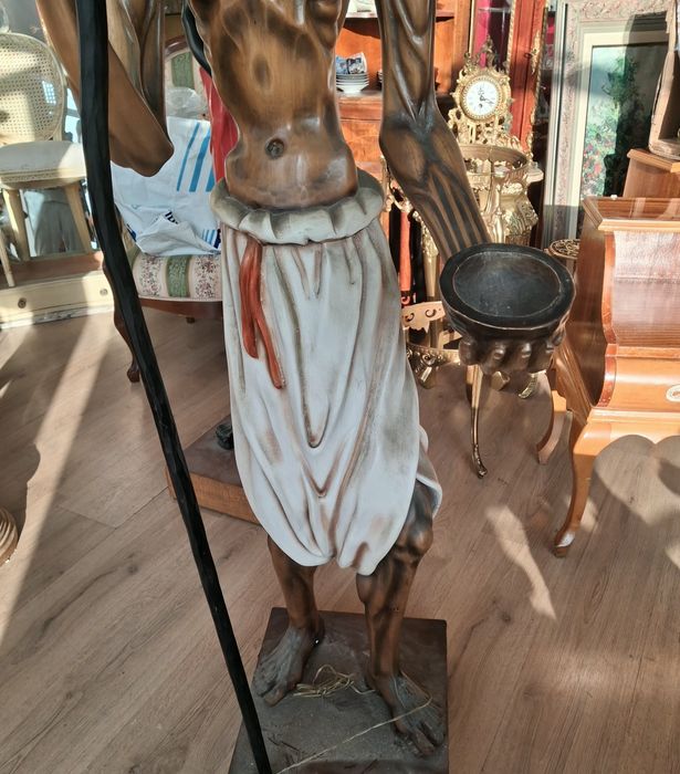 Голяма дървена фигура