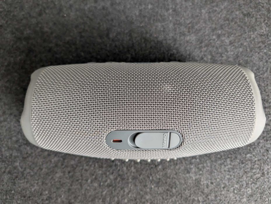 Продавам JBL Charge 5