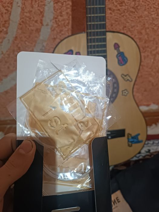 Гитара сотилади  холати йанги, расимдаги хамма нарсаси бо.