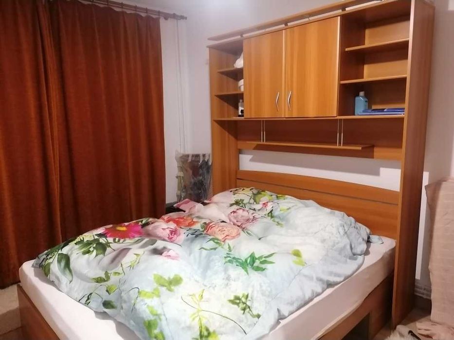 Set dormitor: pat dublu cu corp superior și dulap cu oglindă