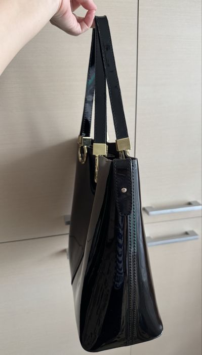 Продам лакированную женскую сумку