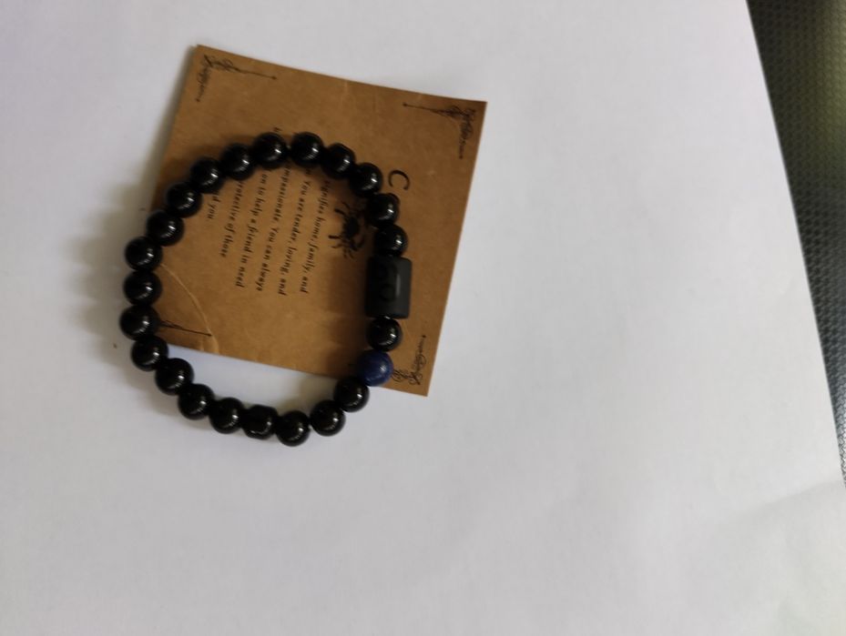 Стилен мъжки часовник с метална каишка.