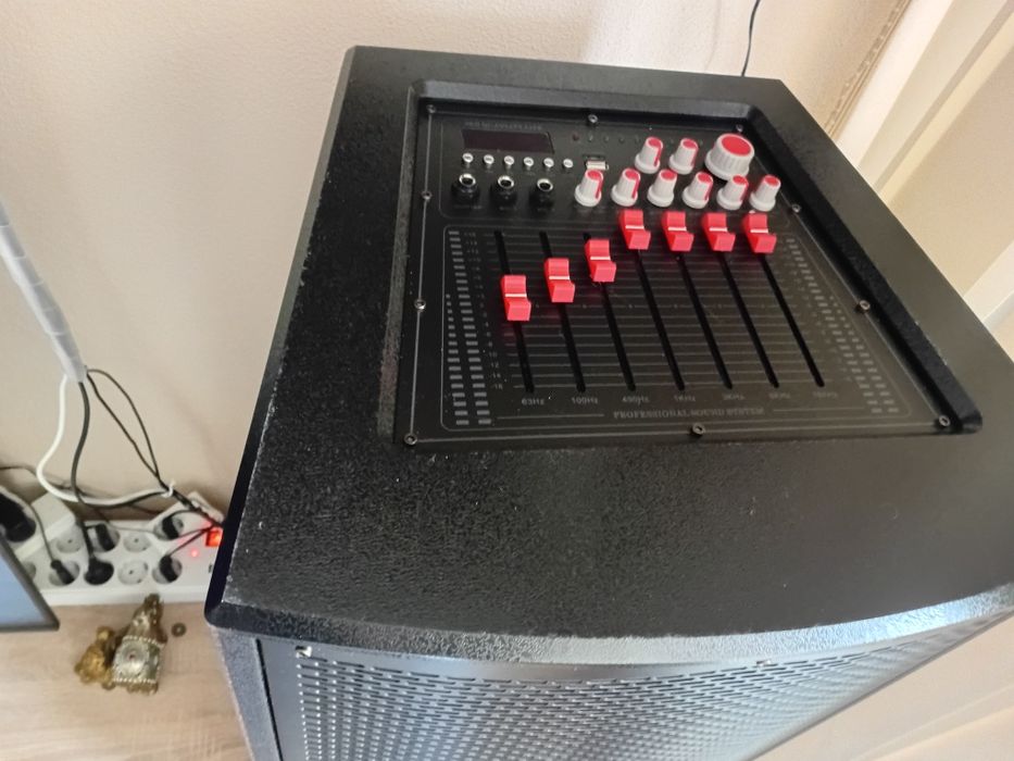 Boxe profesionale cu stație 150w.  O stație Subwoofer 150w  plus boxa